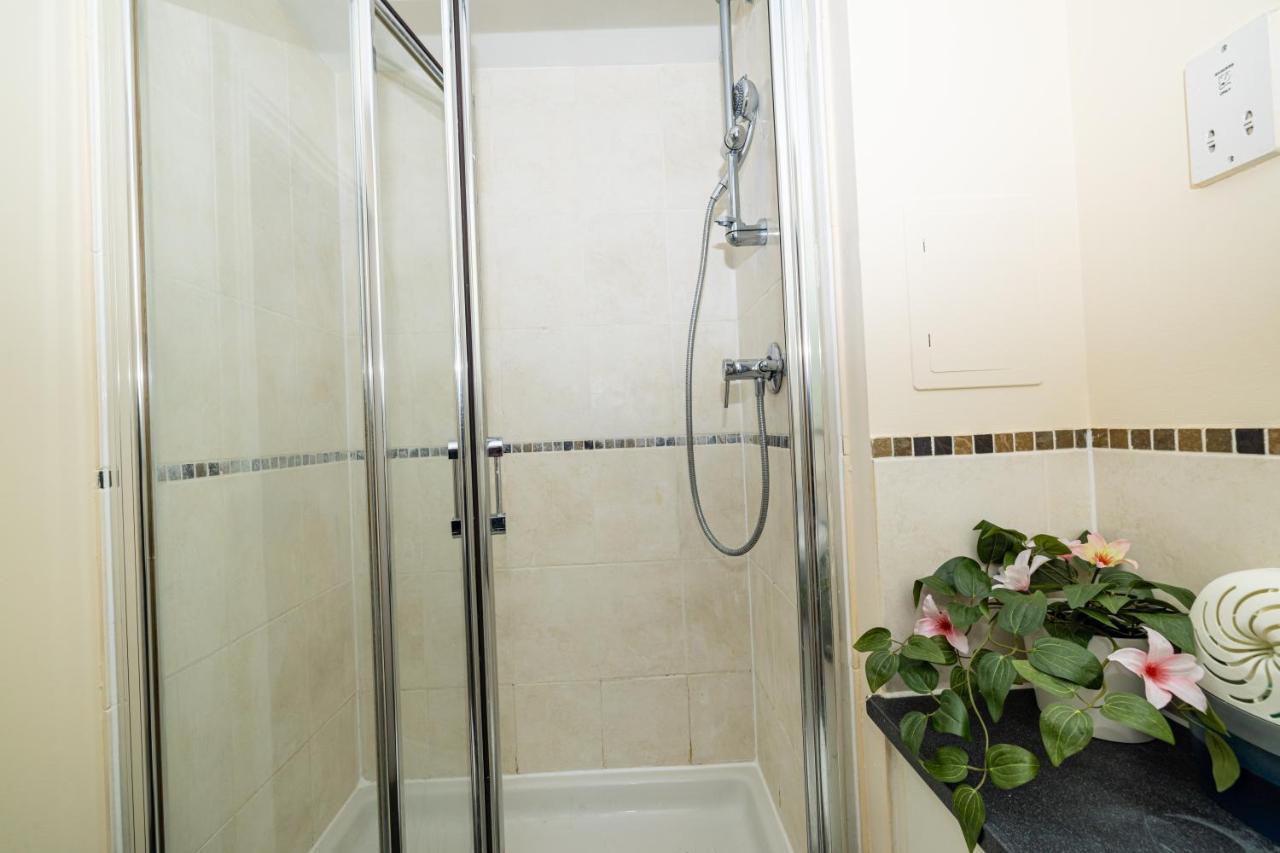 Two Bed Apartment Near Canary Wharf Лондон Екстериор снимка