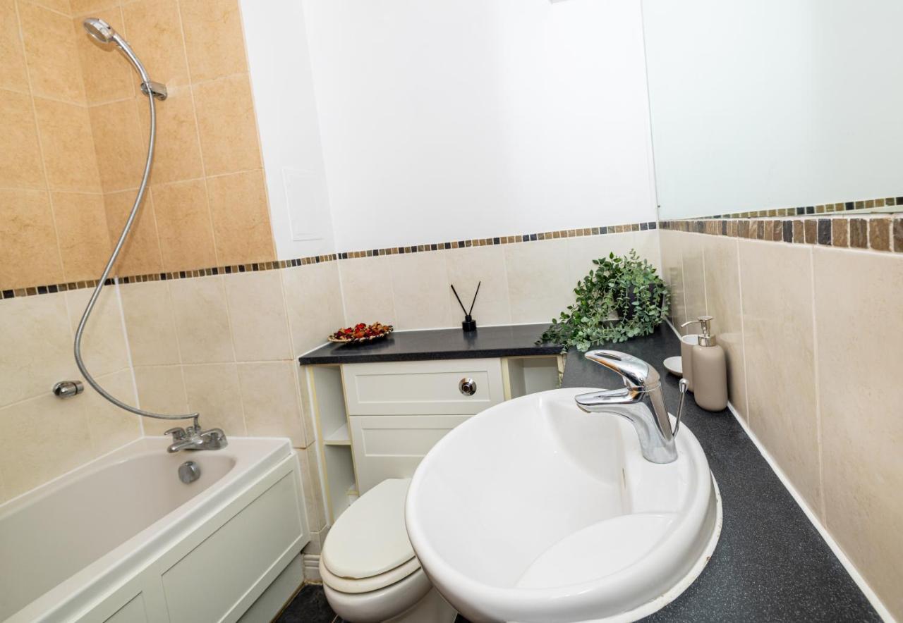 Two Bed Apartment Near Canary Wharf Лондон Екстериор снимка