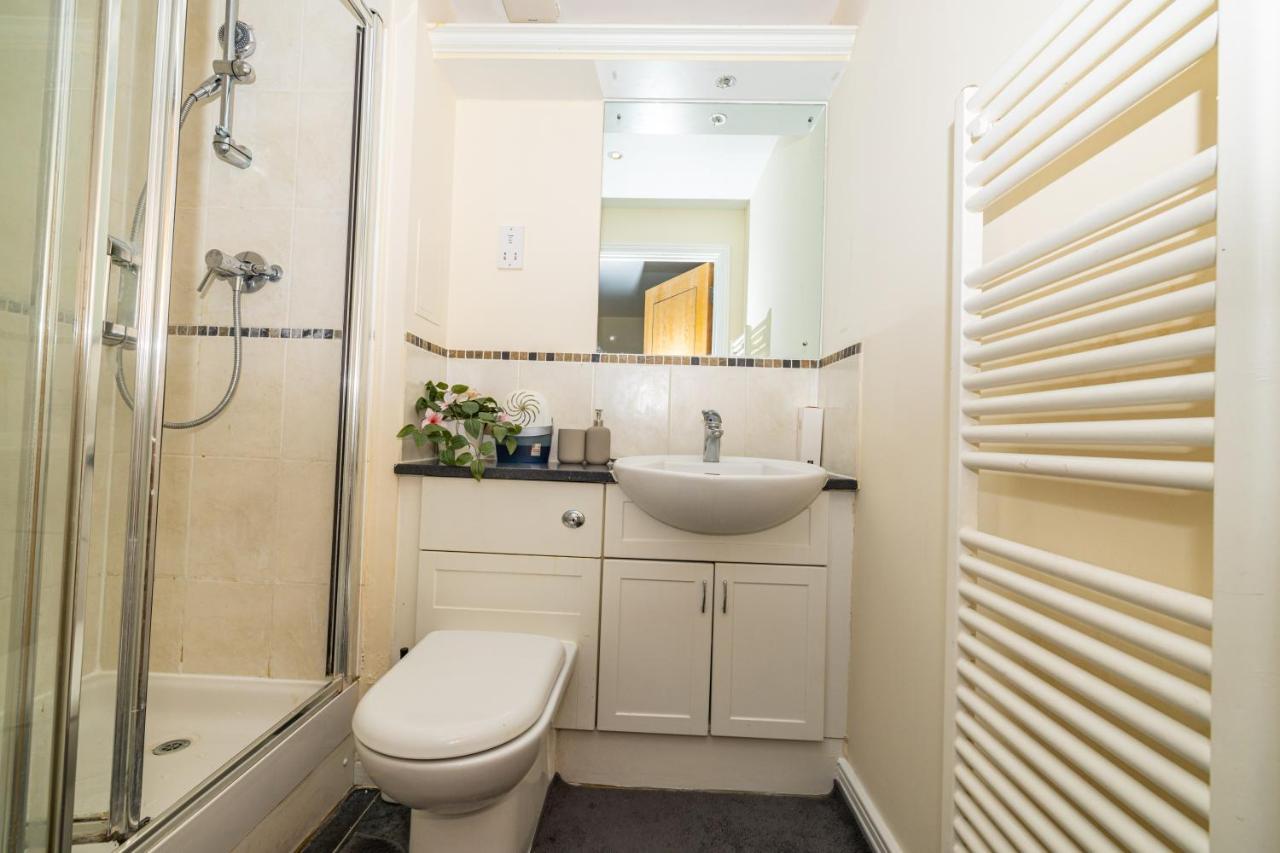 Two Bed Apartment Near Canary Wharf Лондон Екстериор снимка