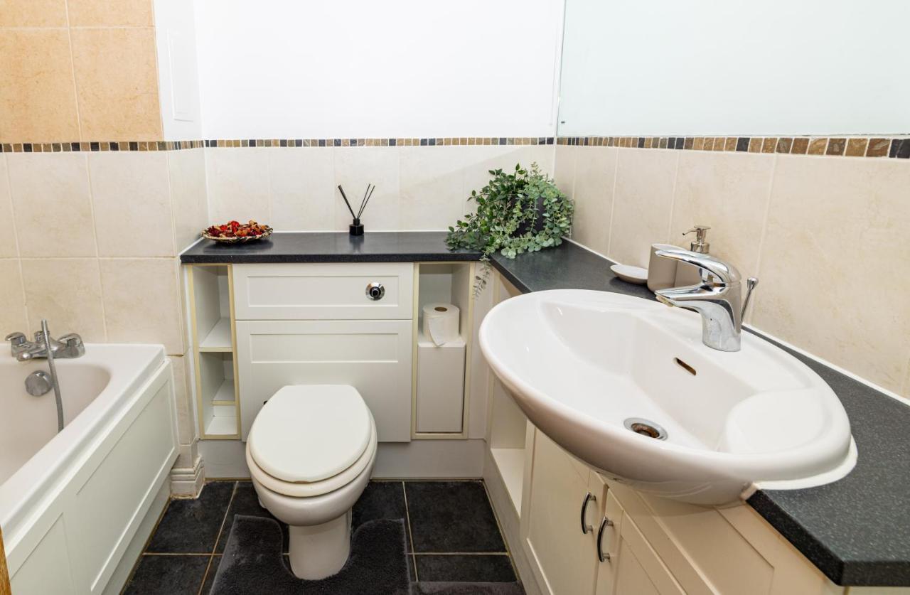 Two Bed Apartment Near Canary Wharf Лондон Екстериор снимка