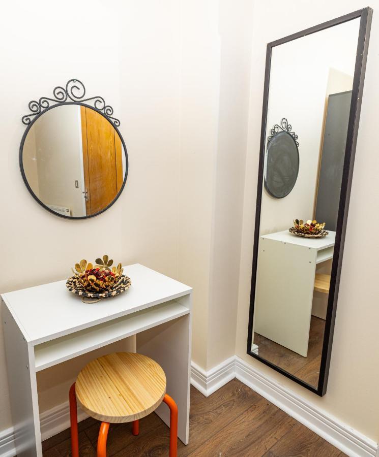 Two Bed Apartment Near Canary Wharf Лондон Екстериор снимка