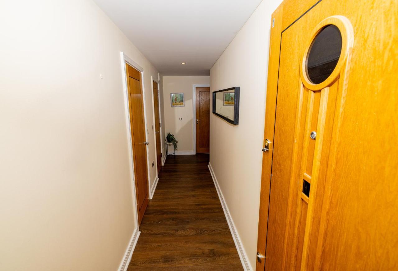 Two Bed Apartment Near Canary Wharf Лондон Екстериор снимка