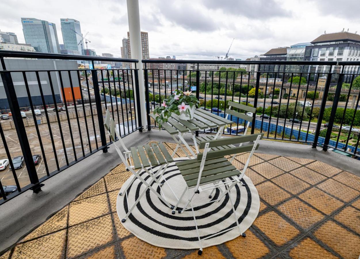 Two Bed Apartment Near Canary Wharf Лондон Екстериор снимка